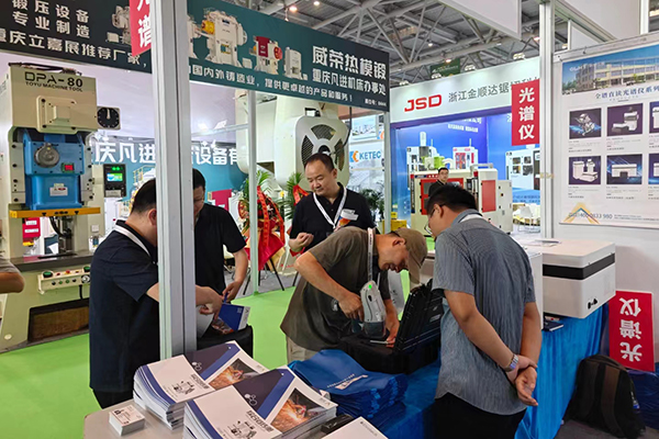 為來賓現場演示手持式光譜儀操作 /cxyq/20240514111410-Fh8EKawaRWZwY-qsYnYxOKk-2m5D.jpg