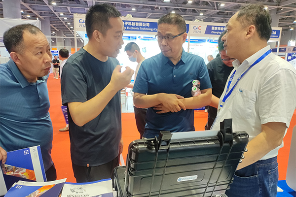 為客戶介紹伊瓦特手持光譜分析儀 /cxyq/20240614151947-FsOplE7f4OYBUS6YaWaT88X8jLY5.jpg