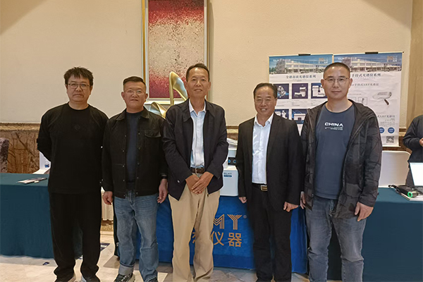 與嘉賓合影紀(jì)念 /cxyq/20241017084638-Fk7aETGjBOBWgDipxvzOBM5Joaug.jpg