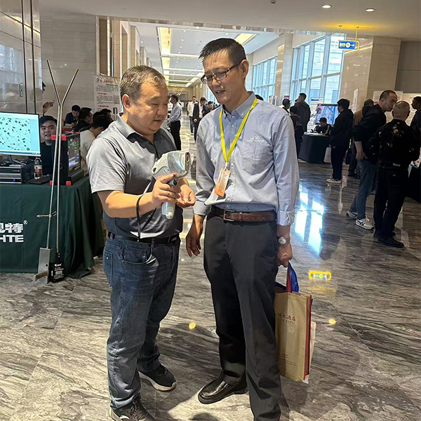 為客戶介紹伊瓦特手持式光譜儀 /cxyq/20241115092156-Fre4p1Qm1tTKRrdYKyJIUd0Dkli_.jpg